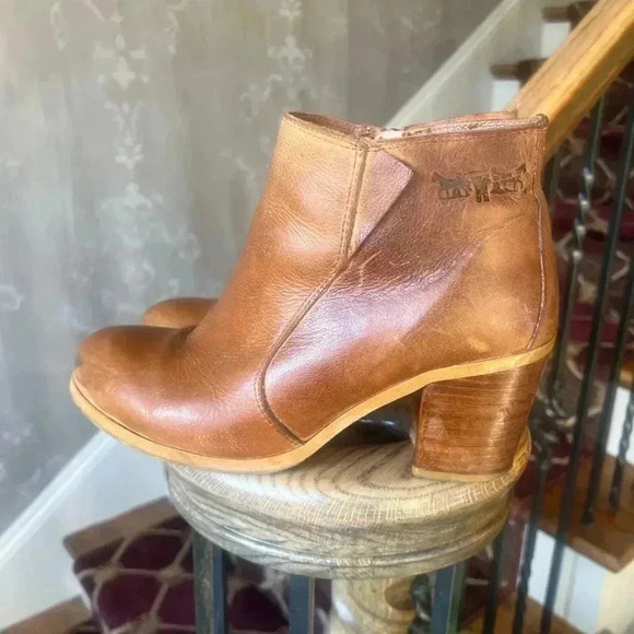 Levi’s ladies booties used good condition. Side zip. Side ze 10. Brown - Picture 2 of 15